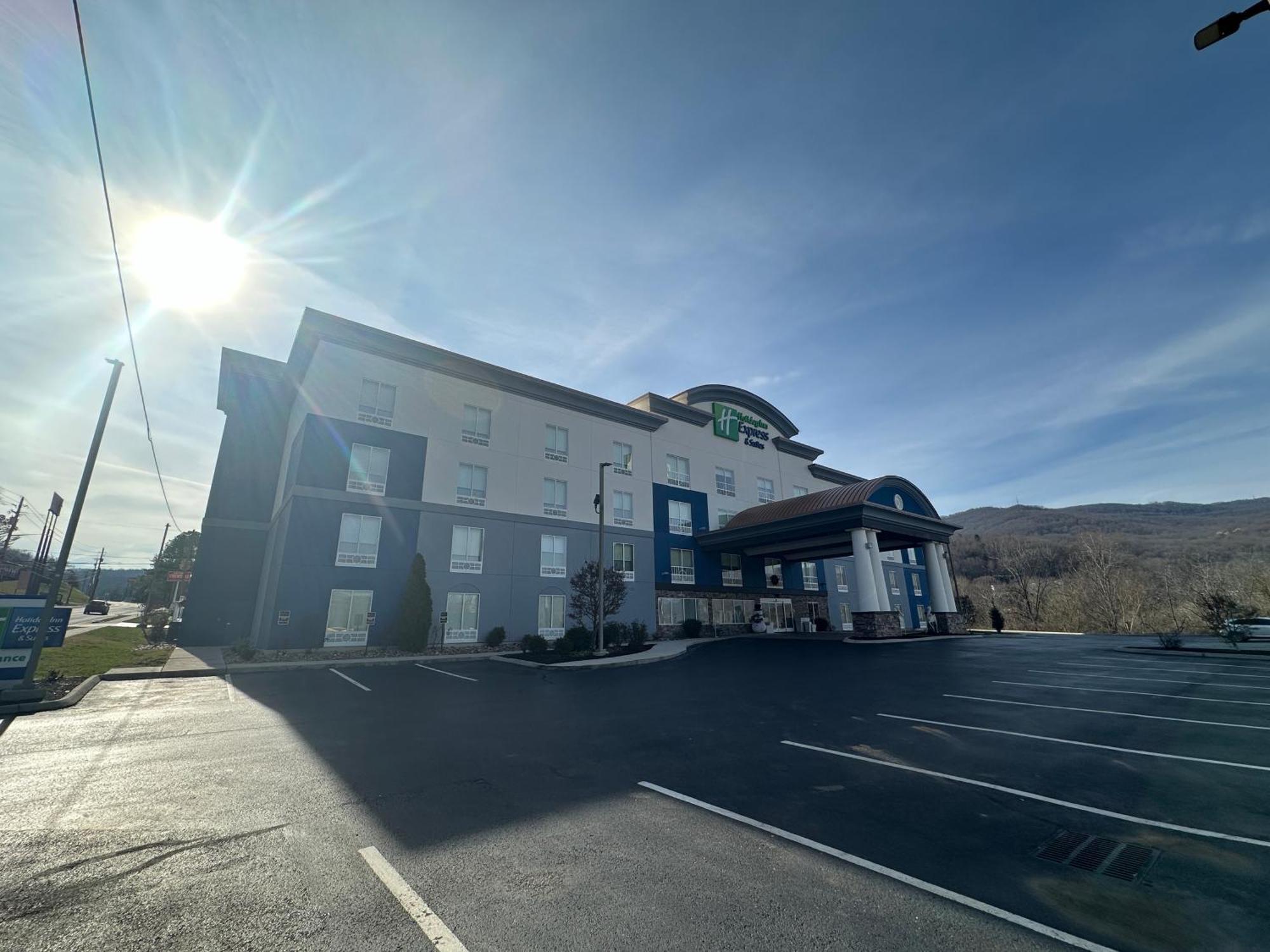 Holiday Inn Express & Suites Caryville By Ihg Exterior photo